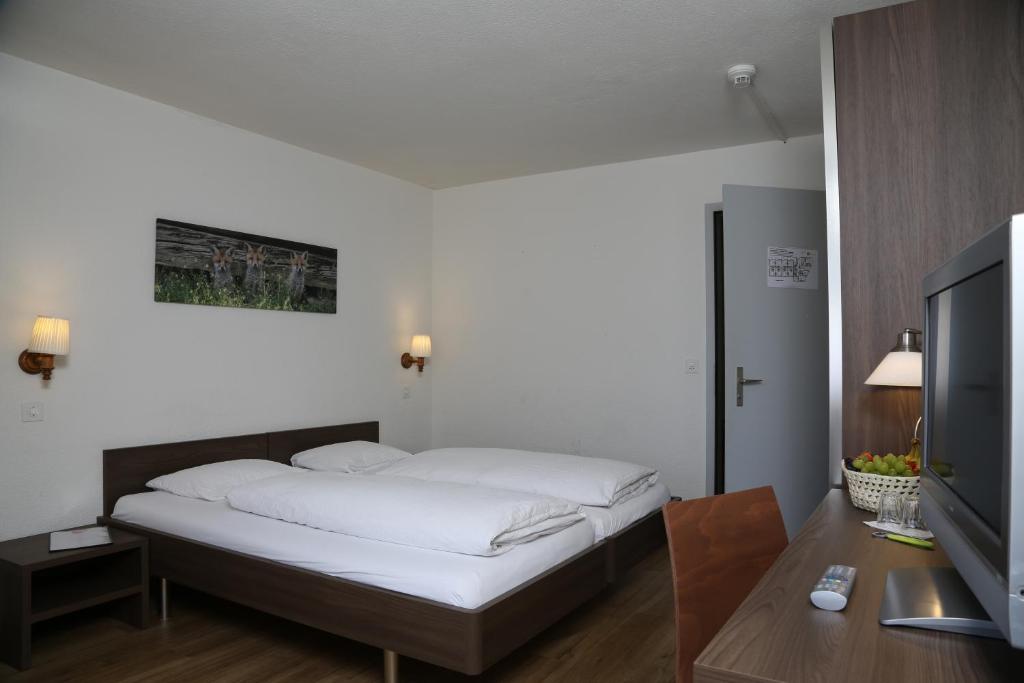 Postel nebo postele na pokoji v ubytování Hotel Crystal Interlaken