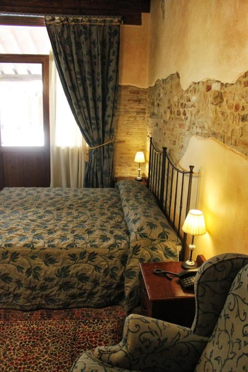 Postel nebo postele na pokoji v ubytování Castello Montegiove