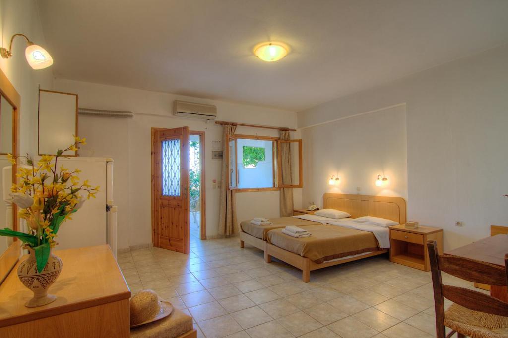 Postel nebo postele na pokoji v ubytování Adonis Hotel