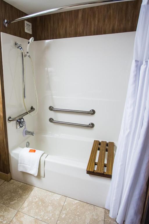 Wyndham Moline on John Deere Commons - 1 Cama King, Suite Accesible Para Movilidad, Bañera Con Barras De Agarre, No Fumar