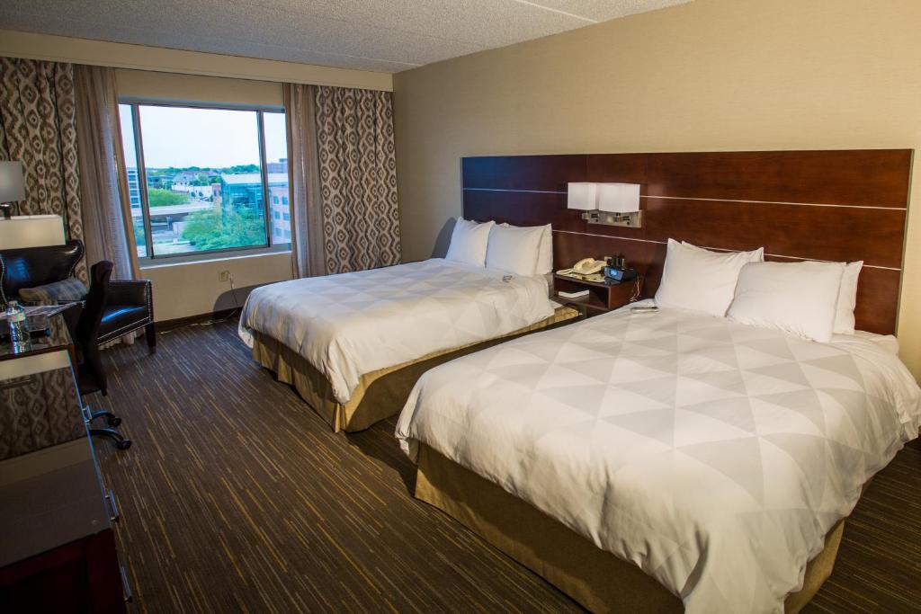 Voodi või voodid majutusasutuse Wyndham Moline on John Deere Commons toas