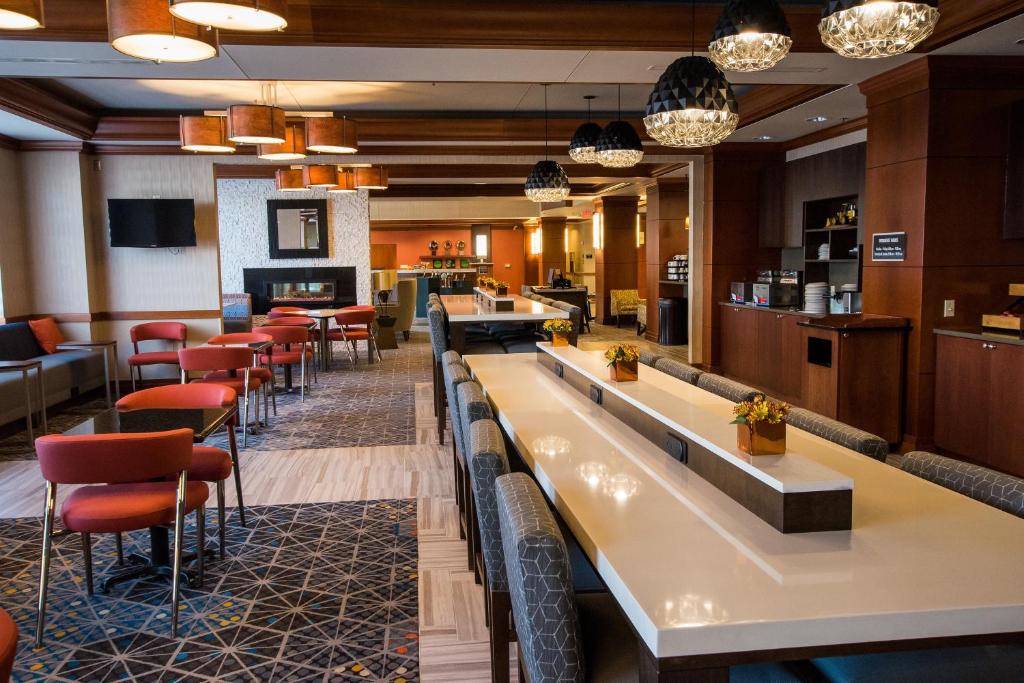 Restoran või mõni muu söögikoht majutusasutuses Wyndham Moline on John Deere Commons