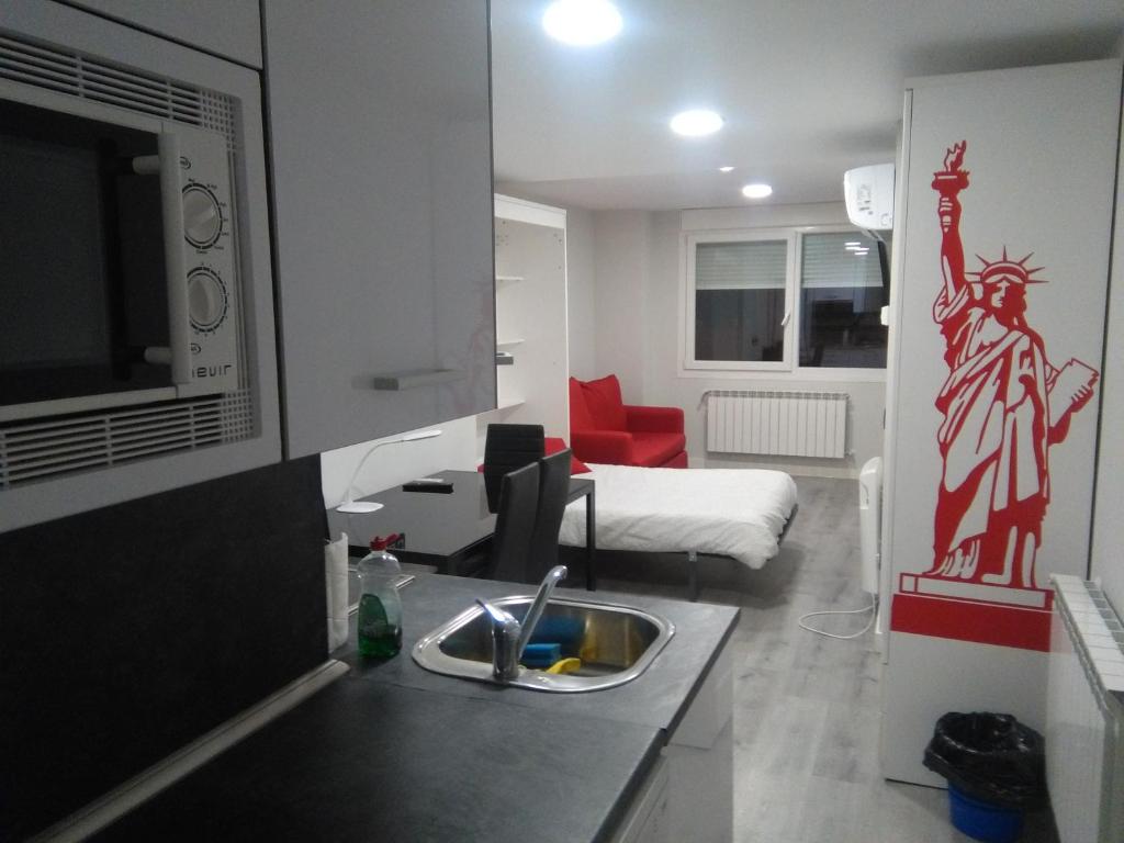 杜羅河畔阿蘭達的住宿－Aparthotel Ciudad de Aranda，带水槽的厨房和1间带床的房间