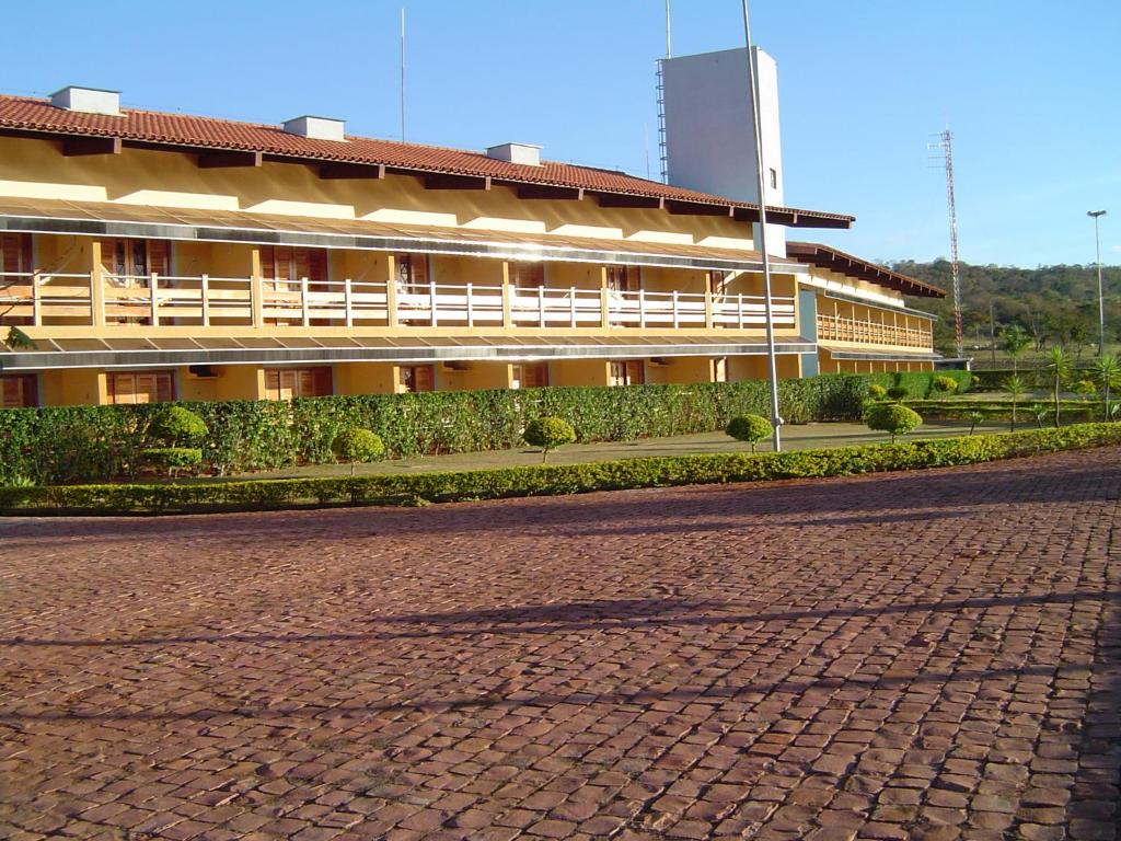 a building with a brick road in front of it at Hotel Thermas Bonsucesso in Jataí