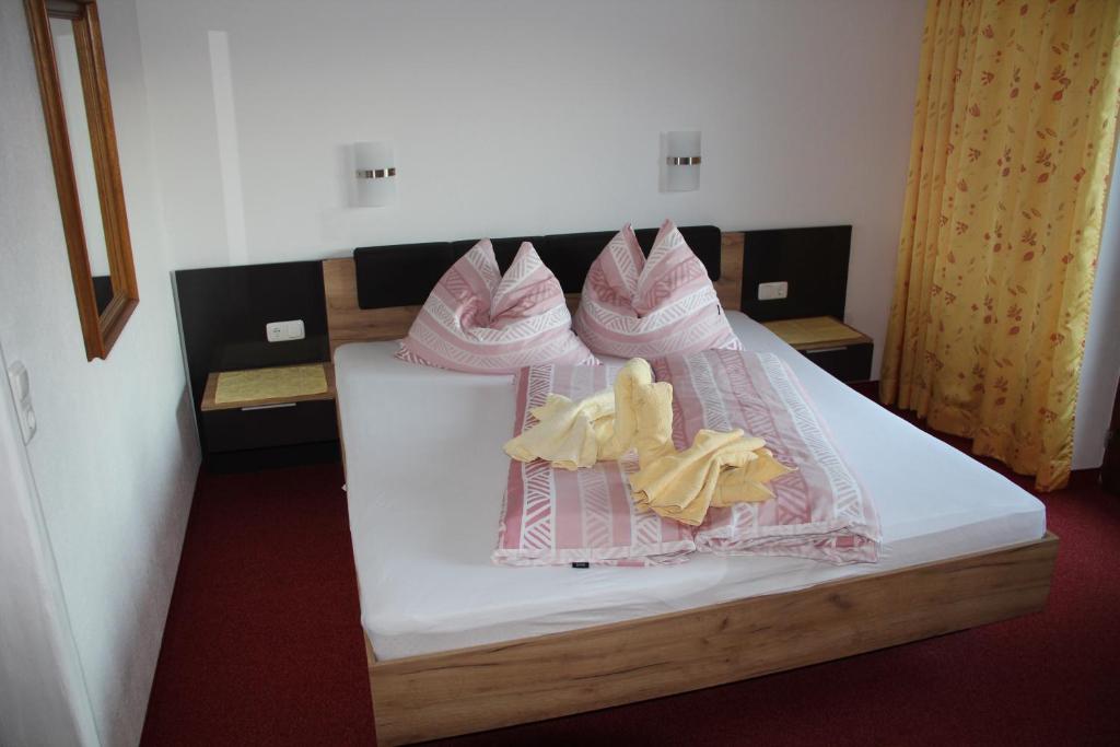Postel nebo postele na pokoji v ubytování Gastehaus Egger