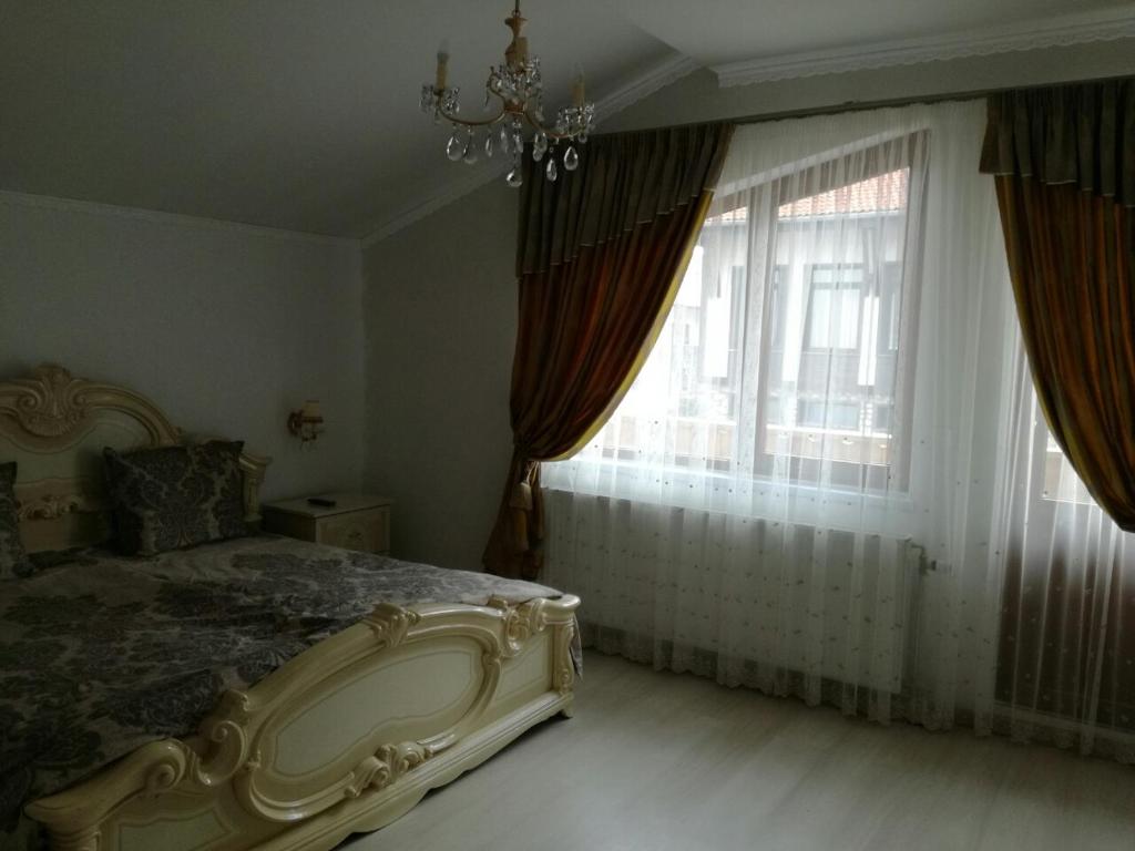 Postel nebo postele na pokoji v ubytování Ikonomov House