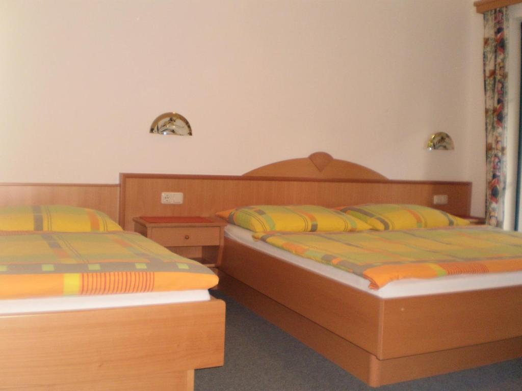 Postel nebo postele na pokoji v ubytování Gasthof-Pension Strassreith
