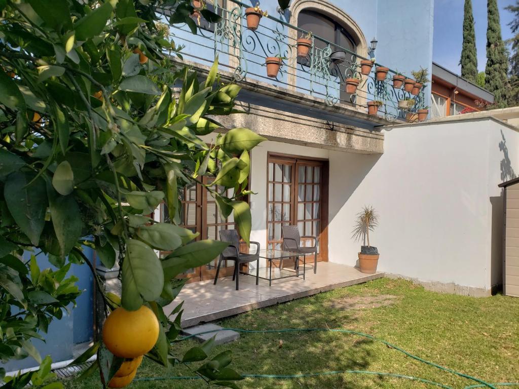 une maison avec un balcon, une table et des chaises dans l'établissement Pepper My Love!, à Mexico