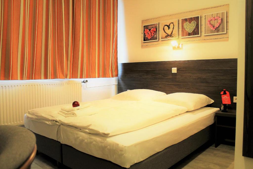ein Schlafzimmer mit einem großen Bett in einem Zimmer in der Unterkunft Pionier Hotel Hamburg Wandsbek in Hamburg