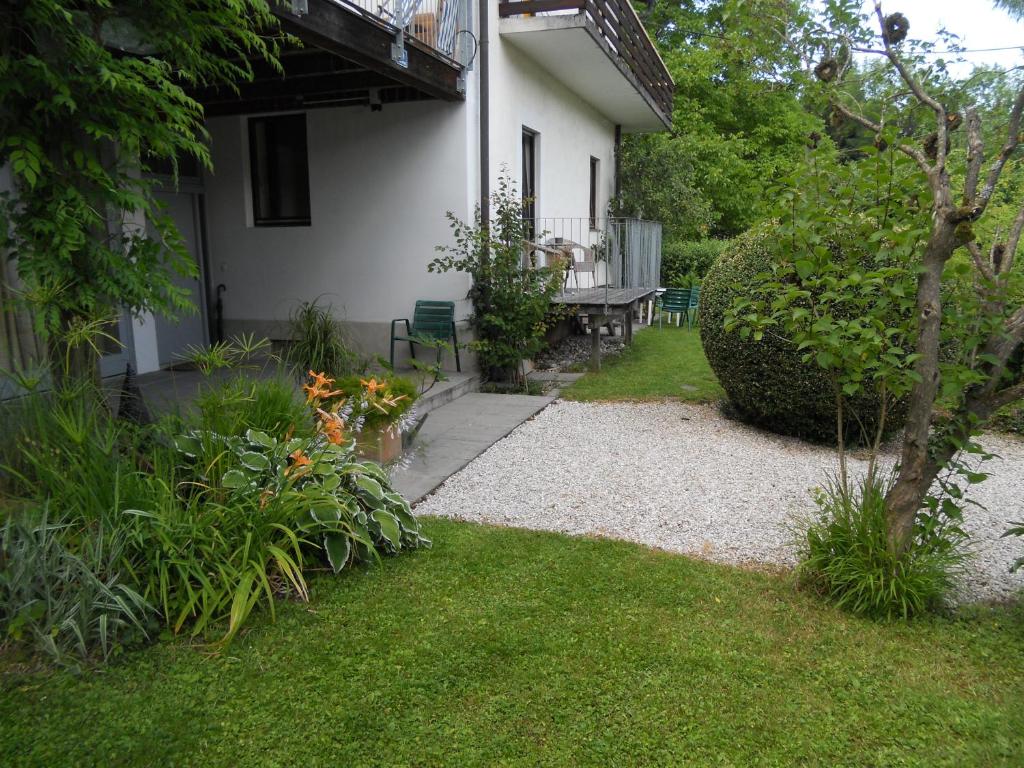 a garden with a table and chairs in a house at Am Baalstein in Traunkirchen