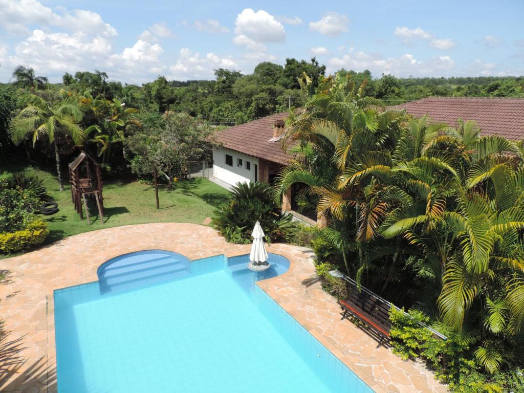 an overhead view of a swimming pool and a house at Chácara Boemer in Itu