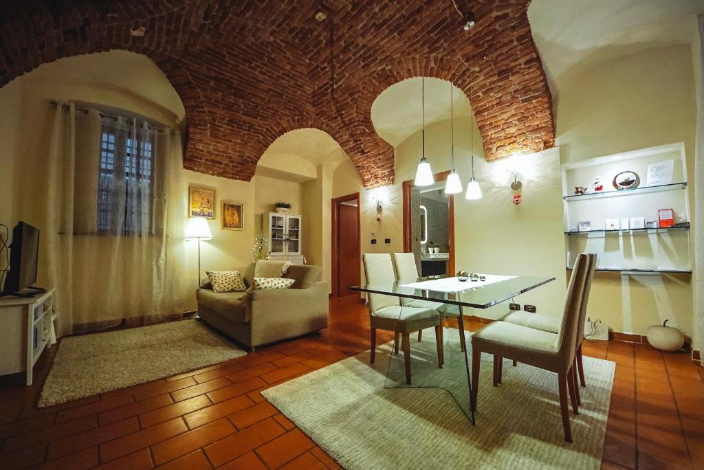 uma cozinha e sala de estar com mesa e cadeiras em C'era una "volta"... un appartamento a Torino em Turim