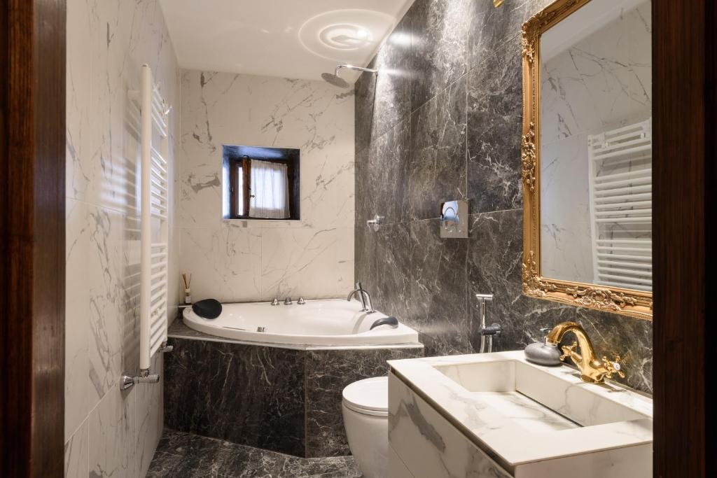 A bathroom at Domus Nannini SPA - Palazzo Nannini