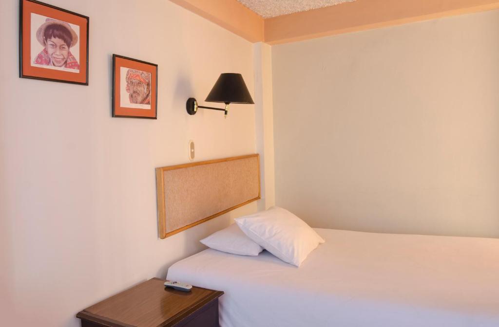 Postel nebo postele na pokoji v ubytování Los Aticos B&B with Coworking