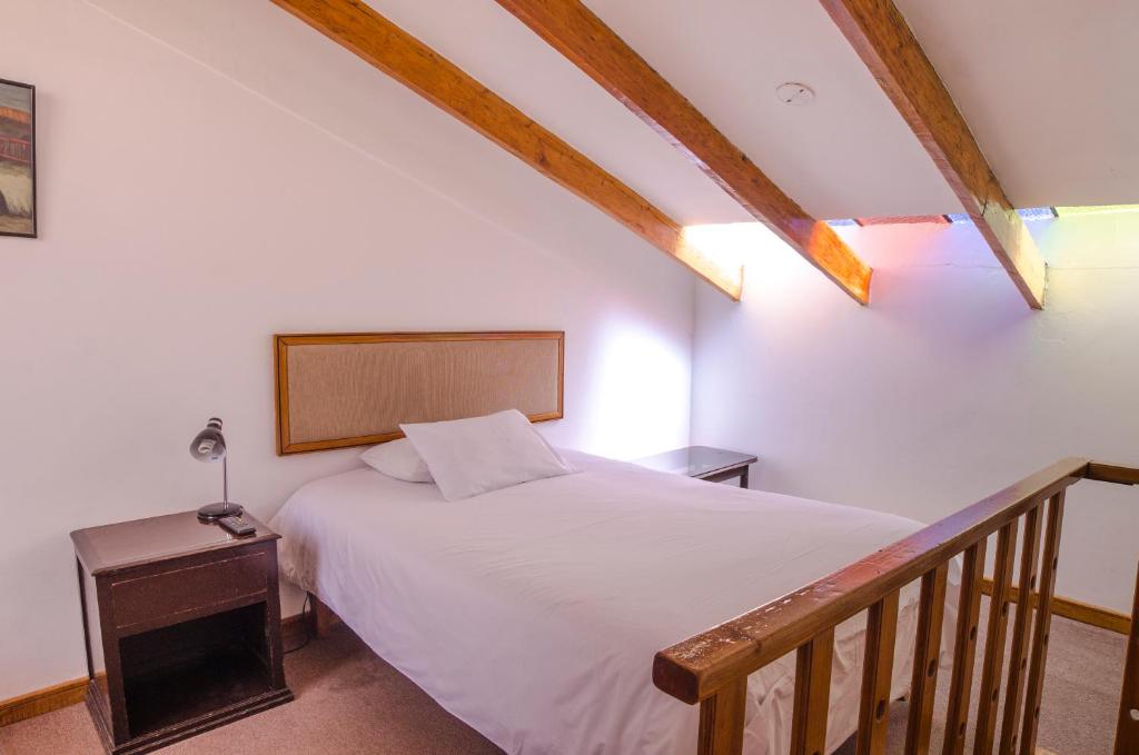 Postel nebo postele na pokoji v ubytování Los Aticos B&B with Coworking