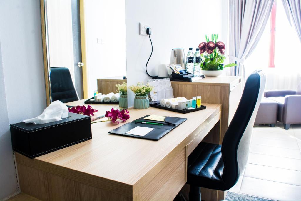 a desk in a room with a mirror at Al Afiah Hotel in Bandar Seri Begawan