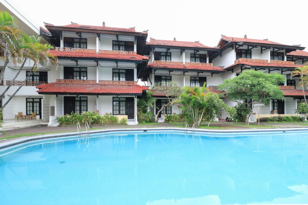 una gran piscina frente a un edificio en Hotel Oranjje, en Denpasar