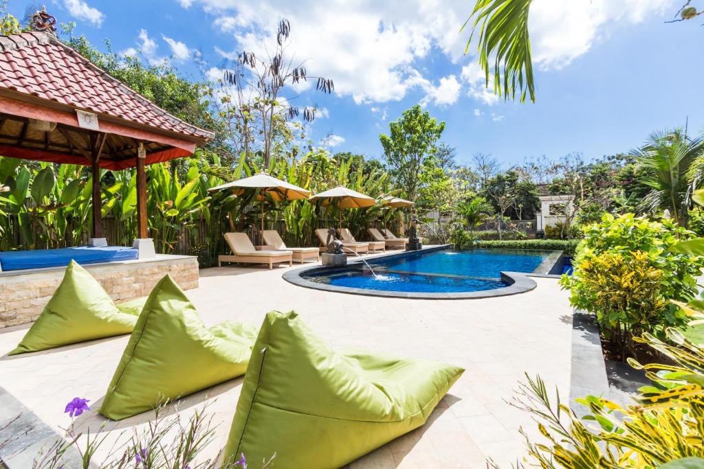 ein Bild einer Villa mit Swimmingpool in der Unterkunft Dream Beach Cottages in Nusa Lembongan
