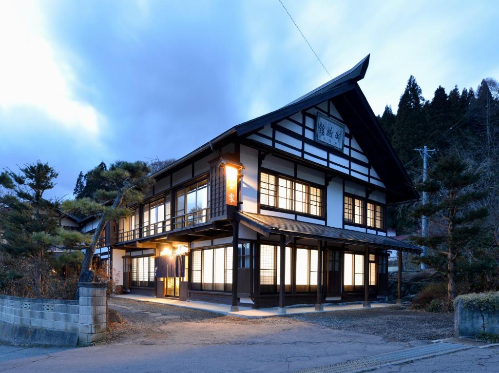 a house with a gambrel roof with windows at 宿屋白金家 yadoya-shiroganeya 1日1組限定2名から8名様まで 全館貸切り 伝統的建造物の旅籠宿 Traditional culture experience in Nagano