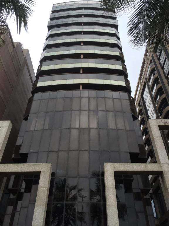 un edificio alto con palmeras delante en VIEIRA SOUTO 510 IPANEMA Flats, en Río de Janeiro