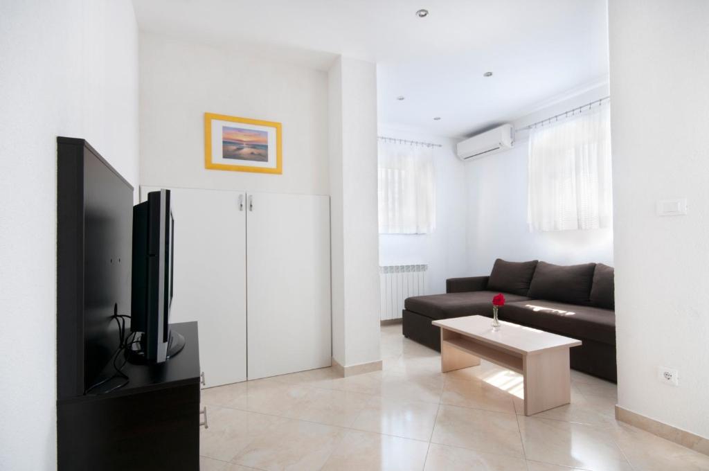 Telewizja i/lub zestaw kina domowego w obiekcie Apartments Rajic