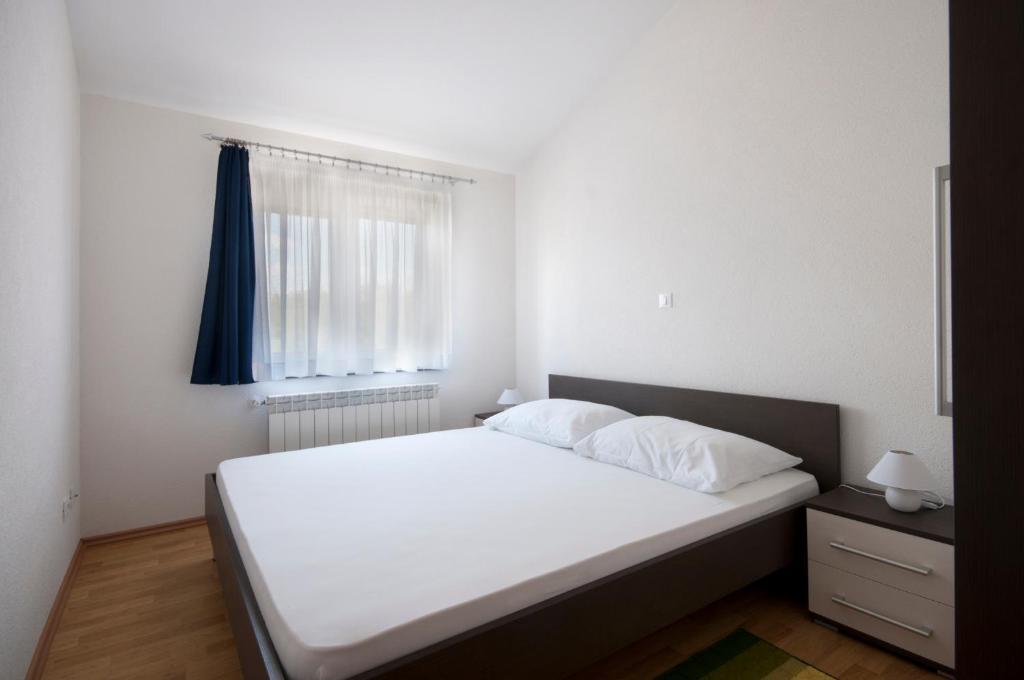 Łóżko lub łóżka w pokoju w obiekcie Apartments Rajic