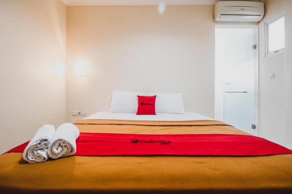 Postel nebo postele na pokoji v ubytování RedDoorz @ Pandu Raya Bogor
