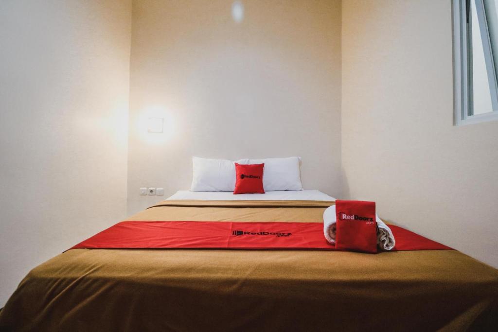 Postel nebo postele na pokoji v ubytování RedDoorz @ Pandu Raya Bogor