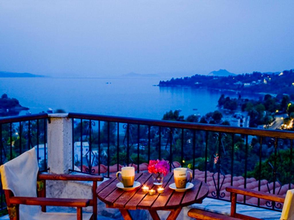 un tavolo su un balcone con vista sull'acqua di Villa Kavourakia a Kolios