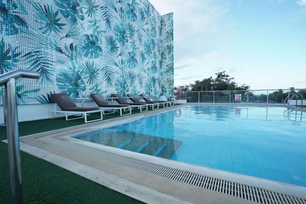 Bazén v ubytování The Tides Hotel Boracay nebo v jeho okolí