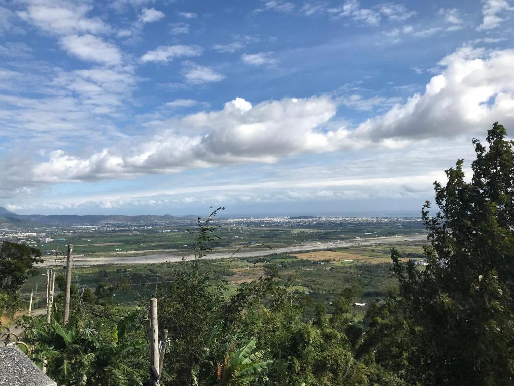 卑南台東耿家莊民宿的从树木茂密的山顶上欣赏美景