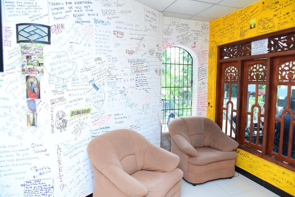 Posezení v ubytování Airport Tourist Hostel