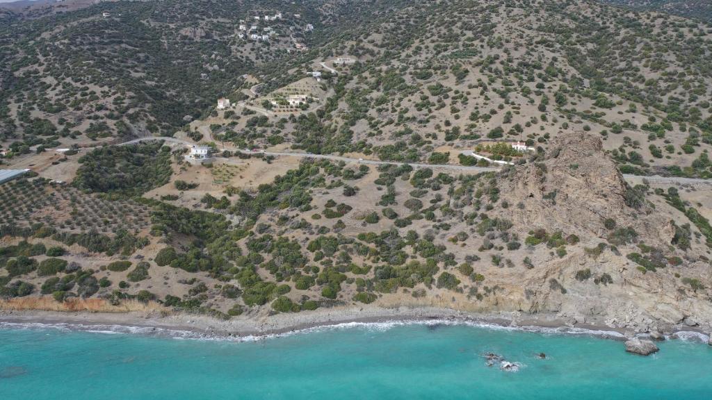 an aerial view of a mountain with the ocean at Skouros Villa in Kastrí