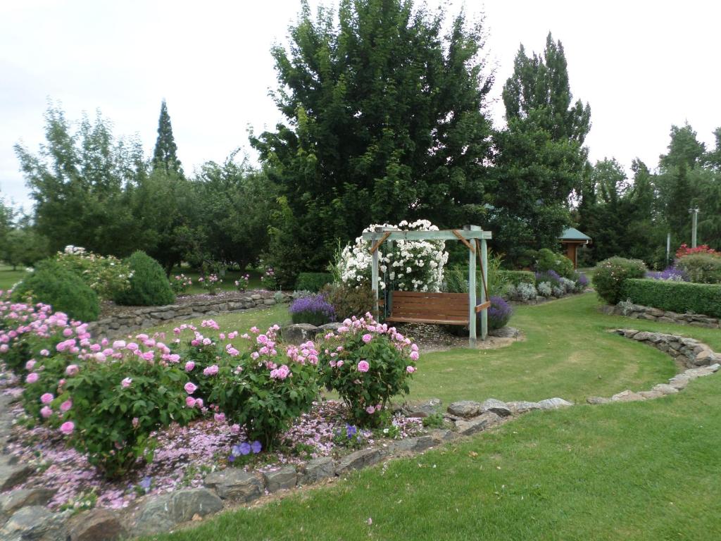 Zahrada ubytování Central Chalets Ltd