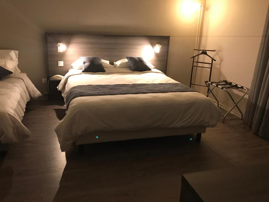Postel nebo postele na pokoji v ubytování Hôtel Pyrène