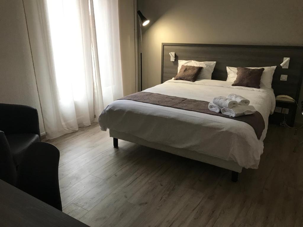 Postel nebo postele na pokoji v ubytování Hôtel Pyrène