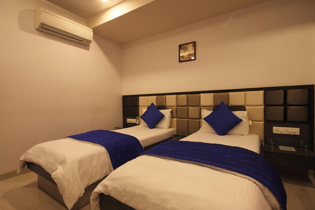 Postel nebo postele na pokoji v ubytování Hotel Flair Inn