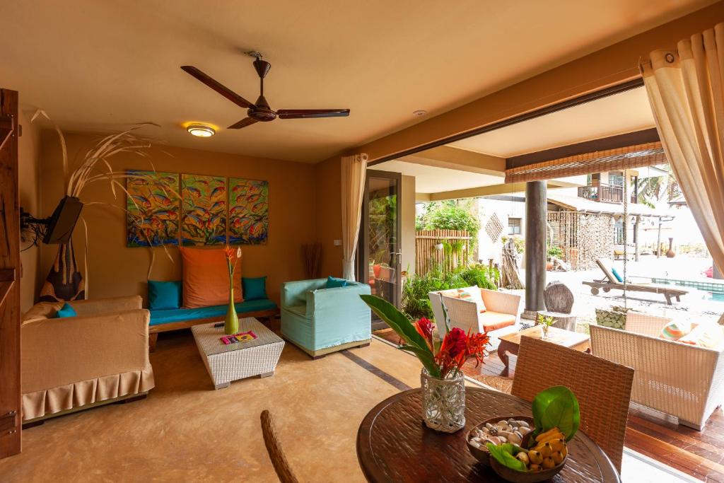 Posezení v ubytování Villas des Alizes beachfront suites and garden villas