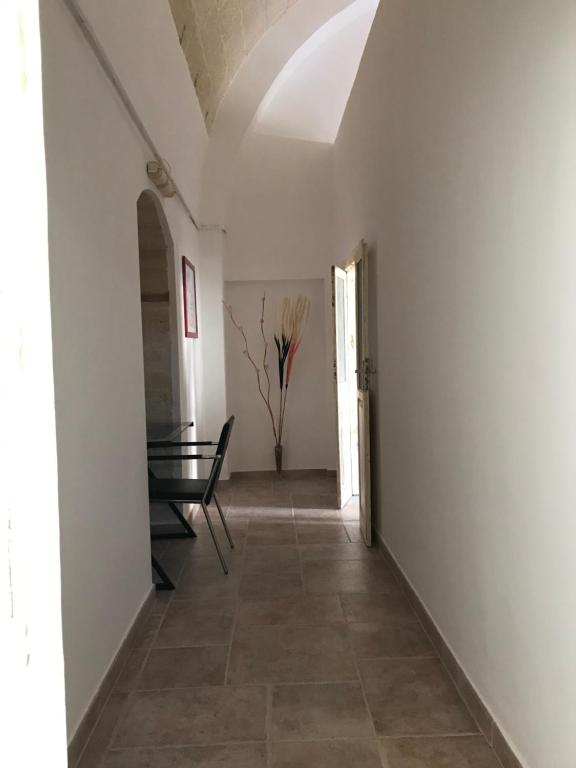 pasillo con mesa y silla en una habitación en Parva Domus, en Matera