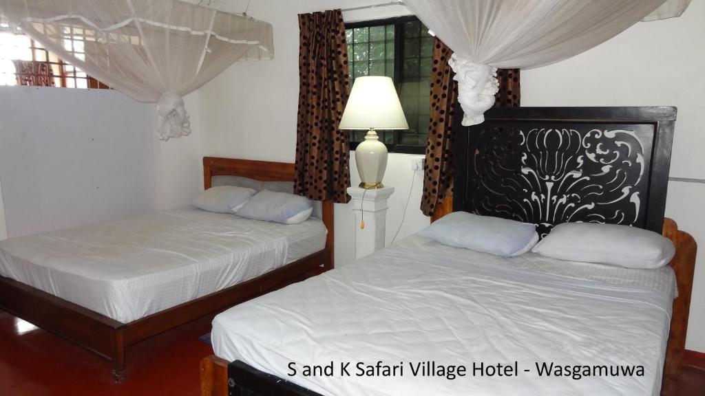 S and K Safari Village Hotel - Wasgamuwa 객실 침대