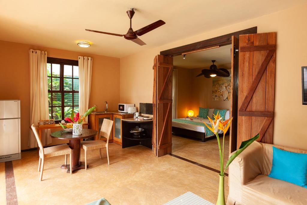 Postel nebo postele na pokoji v ubytování Villas des Alizes beachfront suites and garden villas