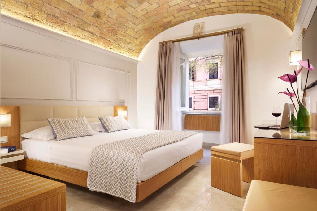 sypialnia z łóżkiem i oknem w obiekcie Magica Luna Boutique Hotel - Roma w Rzymie