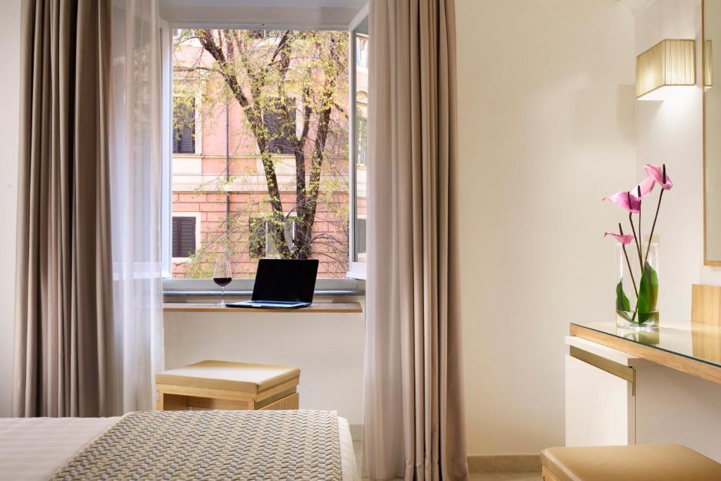 Łóżko lub łóżka w pokoju w obiekcie Magica Luna Boutique Hotel - Roma