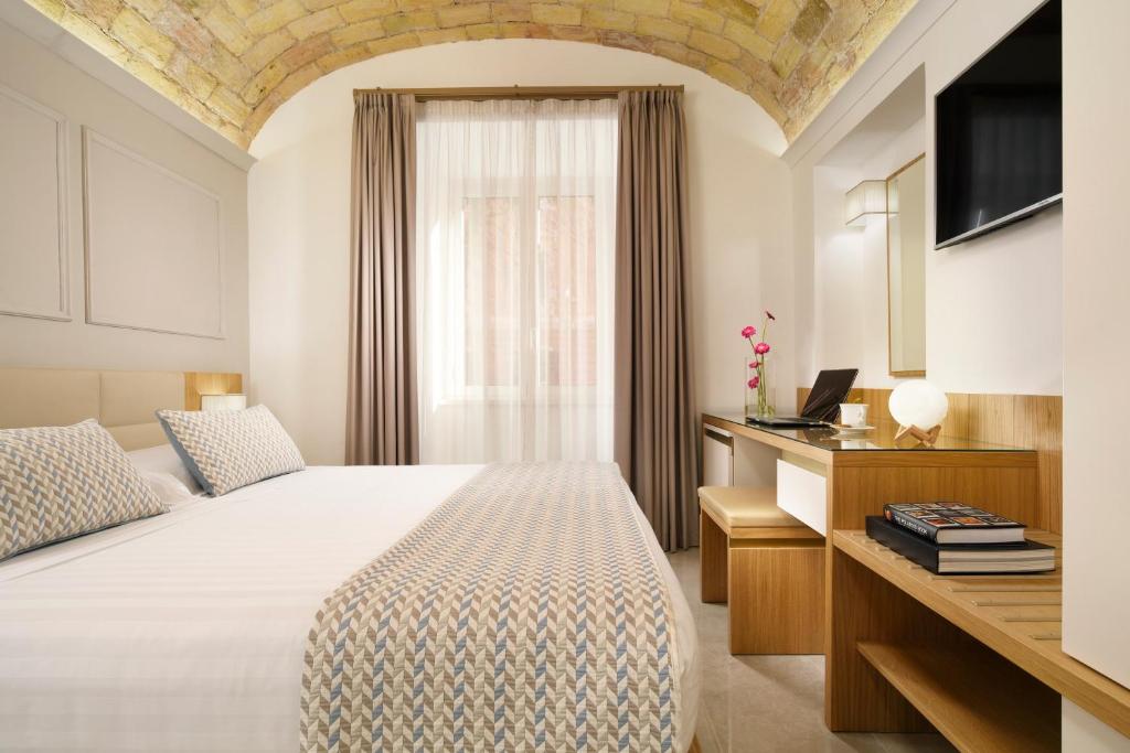 pokój hotelowy z łóżkiem i oknem w obiekcie Magica Luna Boutique Hotel - Roma w Rzymie