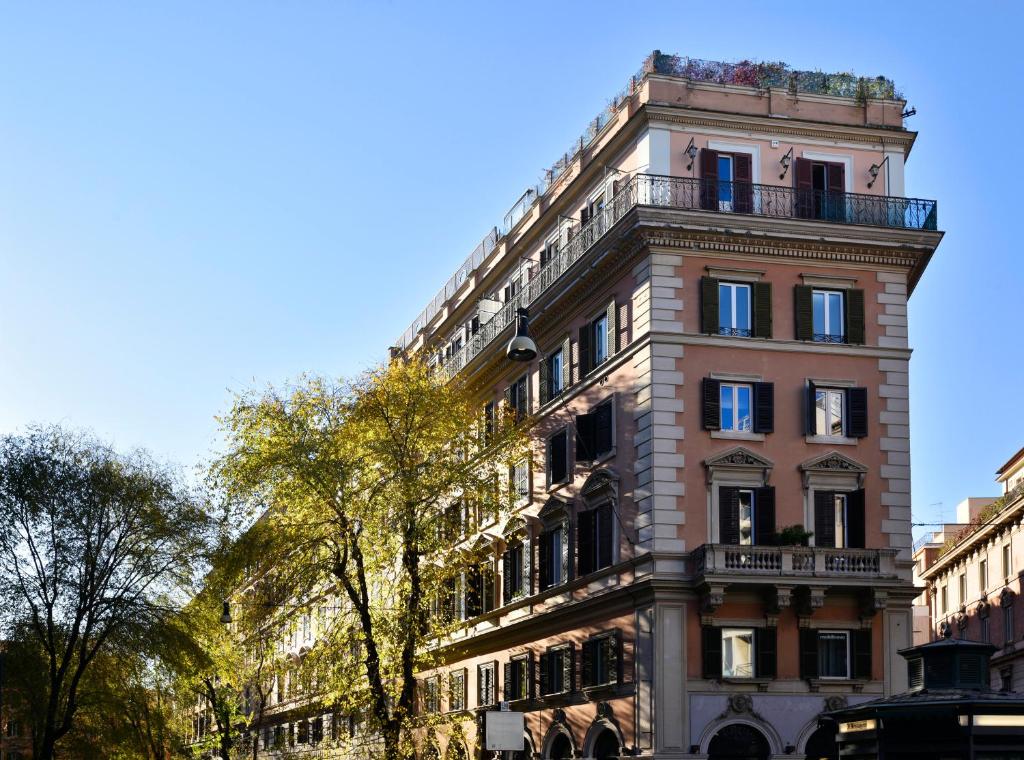 budynek z balkonem na górze w obiekcie Magica Luna Boutique Hotel - Roma w Rzymie