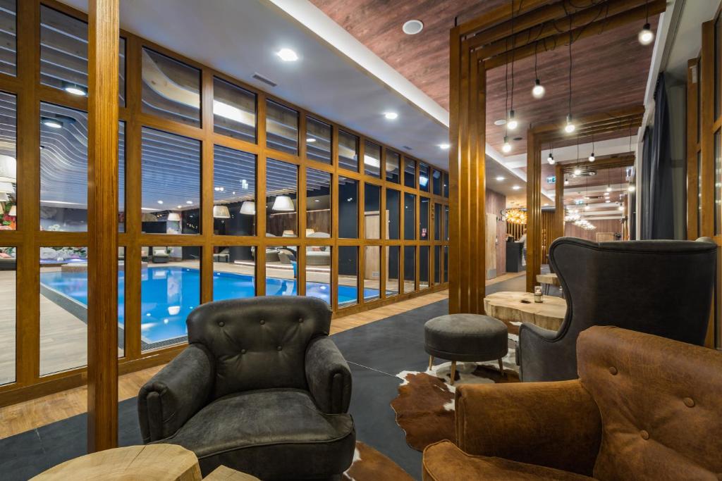 Ein Sitzbereich in der Unterkunft Szczawnica Park Resort & Spa