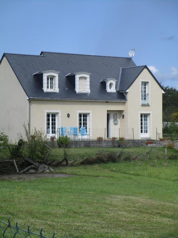 une grande maison blanche avec un toit noir dans l'établissement La maison de Mathilde, à Saint-Jean-de-la-Motte