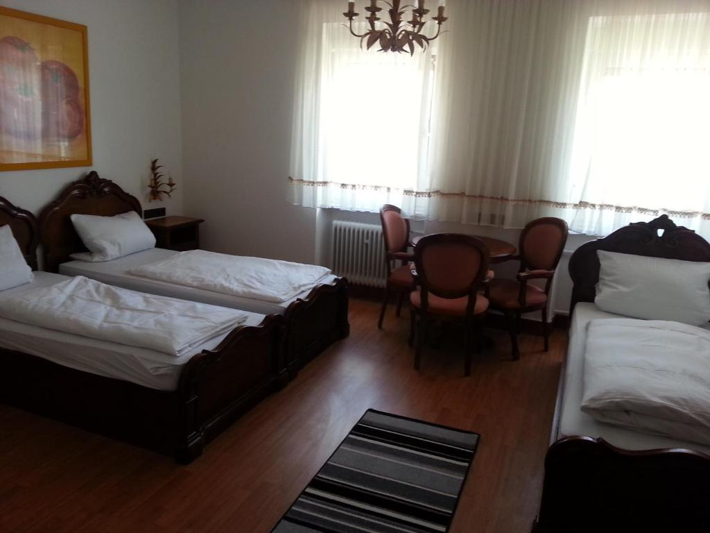 Postel nebo postele na pokoji v ubytování Hotel Dorfschenke