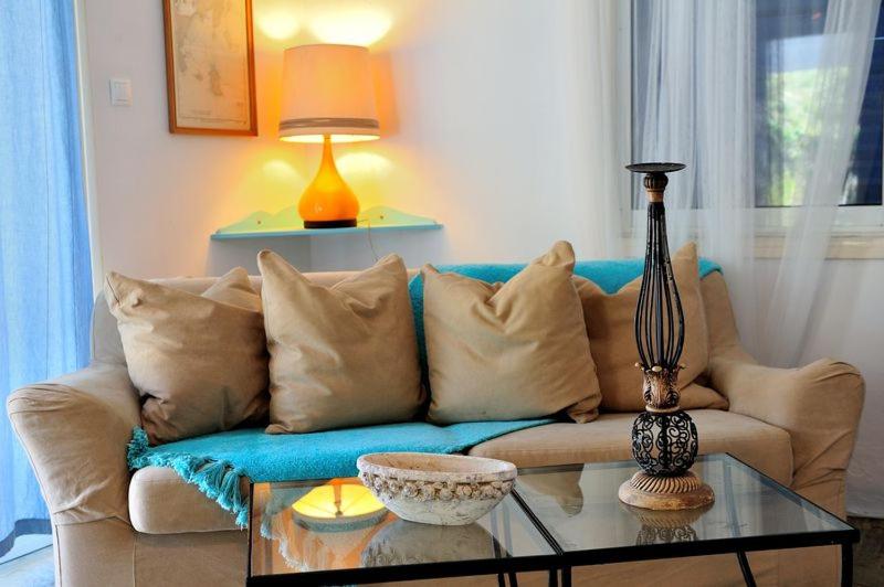 un soggiorno con divano e tavolo di Villa Ftelia a Città di Skiathos