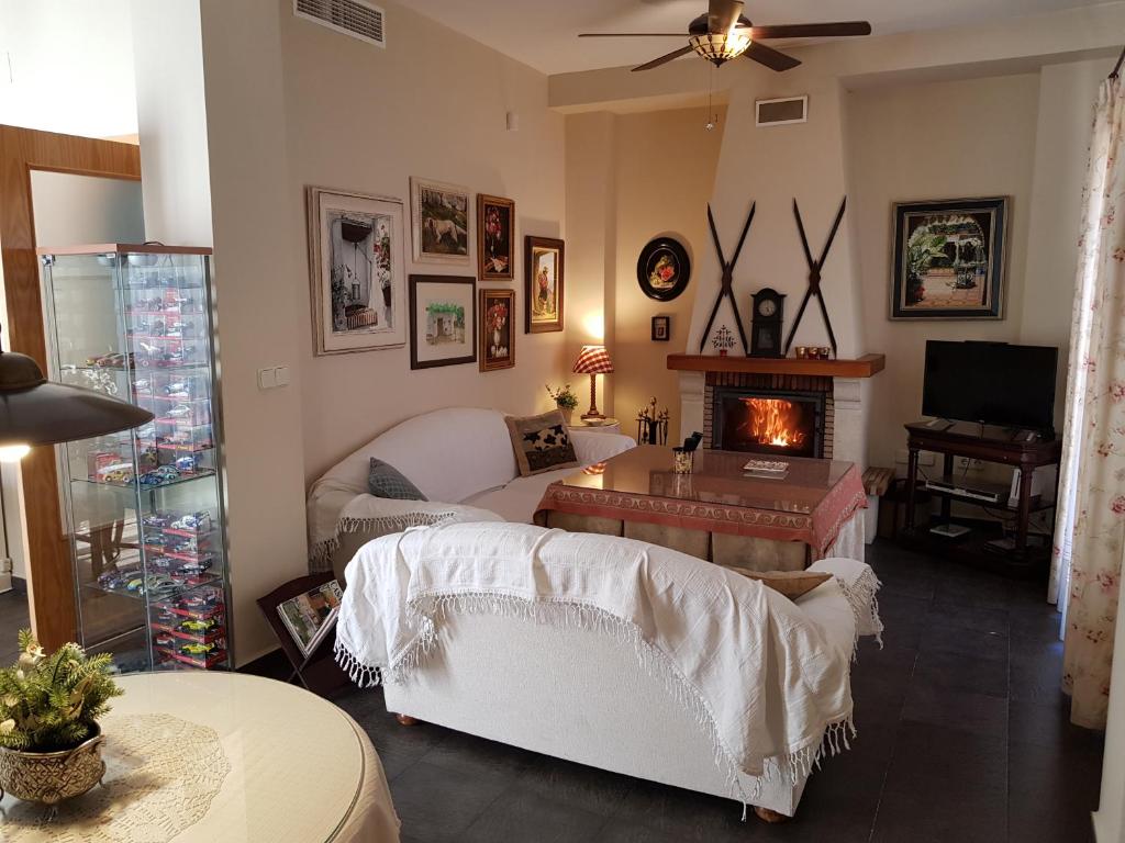 salon z kanapą i kominkiem w obiekcie Casa encantadora con piscina privada y chimenea w mieście Las Jaras